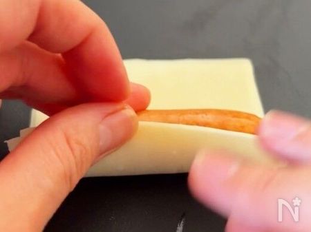 ソーセージにワンタンの皮を巻く