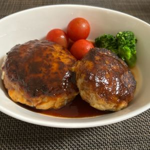 みーの作ってみた!投稿(【絶品チーズINハンバーグ】簡単デミソース♡肉汁が溢れ出る！)