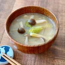 白菜としめじと油揚げの味噌汁