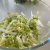 切って和えるだけ！白菜と生ハムのイタリアンサラダの工程1