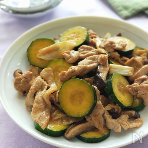 夏におすすめ！ズッキーニと豚こまのオイスター炒め