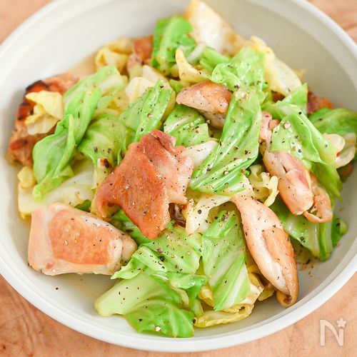 がっつり食べよう！鶏もも肉とキャベツの温サラダ