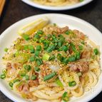 【豚ネギ塩焼きうどん】やみつき必至のひと皿♪