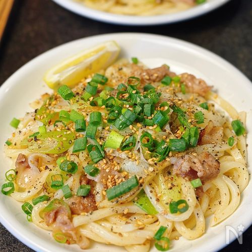 【豚ネギ塩焼きうどん】やみつき必至のひと皿♪