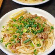 【豚ネギ塩焼きうどん】やみつき必至のひと皿♪