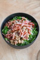 ひと手間加えていつもと違う味！ベーコンと豆苗の納豆ごはん