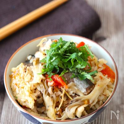 きのこ入りで秋らしく♡さば缶とトマトの和風炊き込みご飯
