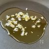 ワンパンで！味付けこれだけ！【イカとトマトの和風パスタ】の工程1