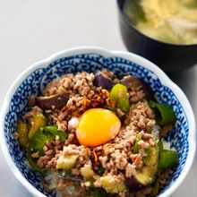 【レンジで一発！】なすとひき肉のオイスターソース 丼