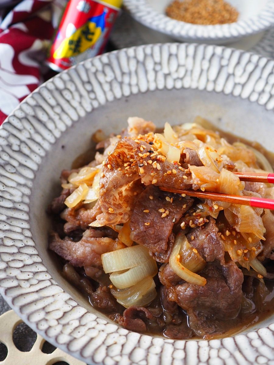 つゆだく牛丼たまご付き】ダブル玉ねぎカサ増し牛丼 | レシピサイトNadia