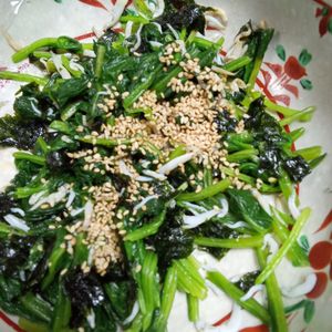 鶏皮坊主の作ってみた!投稿(ほうれん草がパクパク進む♪しらす韓国のり和え)