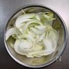 とろあま〜な新玉ねぎと豚バラのさっぱりワンパン蒸しの下準備