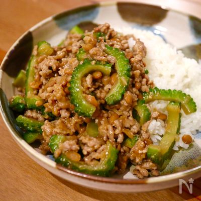 ごはんがススム!納豆とゴーヤの肉味噌炒め