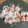 【鶏もも肉と玉ねぎのうま塩ガーリック炒め】旨みたっぷり♡の工程1