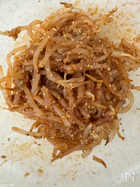もやしと調味料を和える
