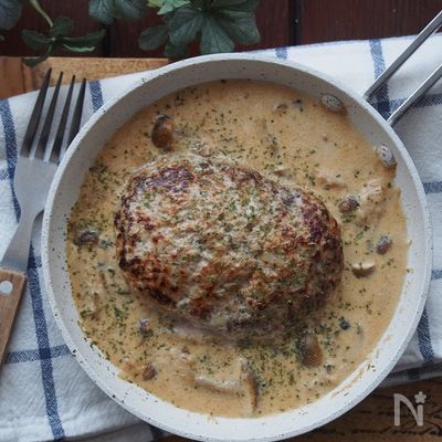 簡単！ジューシーハンバーグのきのこチーズソース