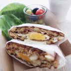 チーズがとろける♪目玉焼きとベーコンのホットワッフルサンド