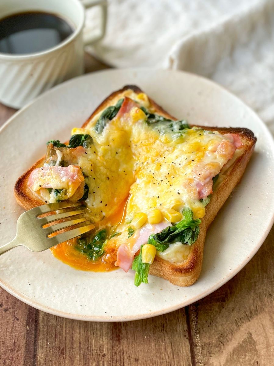 卵とチーズのカルボ風トースト