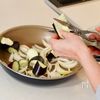 【ナスの甘酢炒め】パパっとワンパン副菜の工程1