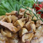 鶏もも肉のソテー、中濃ソース＆生クリームソース