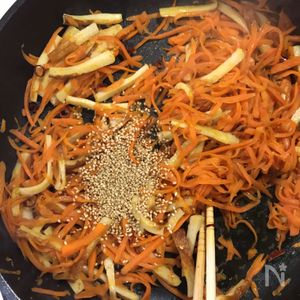 味付け2つ♡旨味たっぷり♡人参と竹輪のピリ辛きんぴら♡ | レシピ