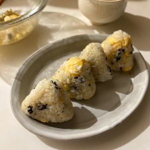 sakiの作ってみた!投稿(【炒り卵と韓国のりの混ぜごはん】レンジで簡単！混ぜるだけ◎)