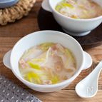 餃子の皮のワンタン風スープ。ベーコンで手軽♪長ねぎ、生姜入り