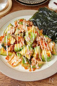 韓国海苔に包んで食べる♪アボカドキムチのツナマヨ和え