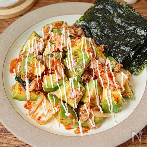 韓国海苔に包んで食べる♪アボカドキムチのツナマヨ和え