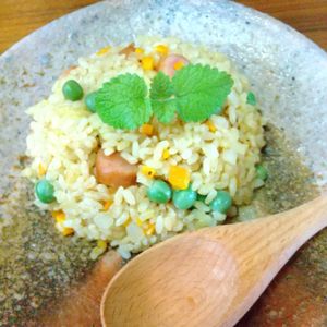 チョロリスの作ってみた!投稿(フライパンでピラフ風♡『ウインナーのカレーピラフ風炒飯』)
