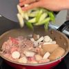 10分で完成！【エリンギ豚キム丼】の工程2