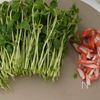 【炒め時間1分】味付け不要！豆苗とカニカマの旨コク塩昆布炒めの工程1