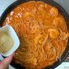 海老のトマトクリームパスタ│ワンパンで完成♪生クリーム不使用の工程5