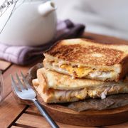 基本のフライパンホットサンド。（ツナメルト）