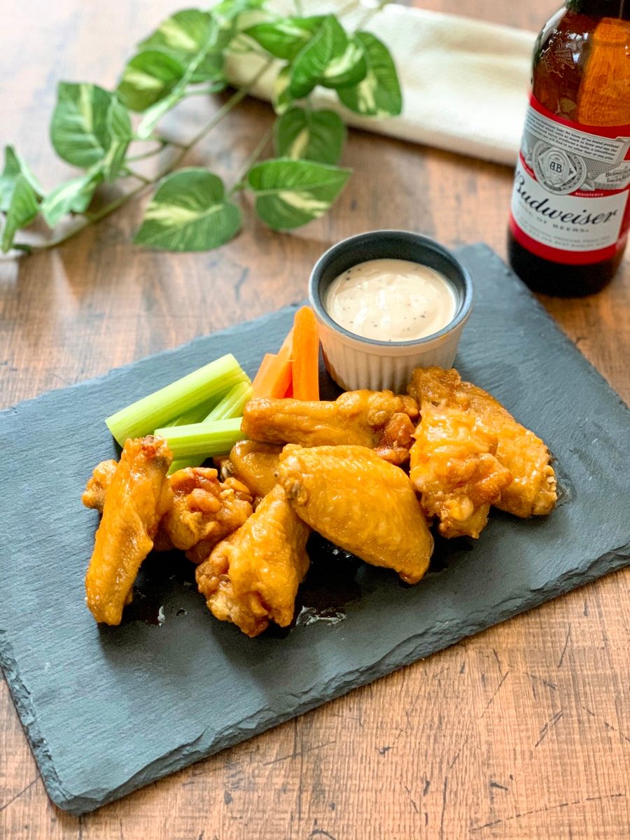 スロークッカーハニーバッファローチキンウィングのレシピ