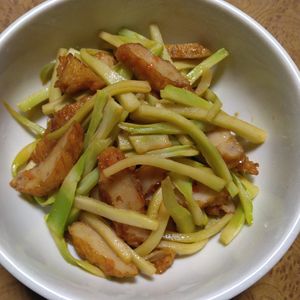 ももの作ってみた!投稿(ブロッコリーの茎とさつま揚げのきんぴら♡節約おかず)