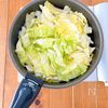 切って煮るだけ！白菜が主役の鶏ももコク旨煮の工程2
