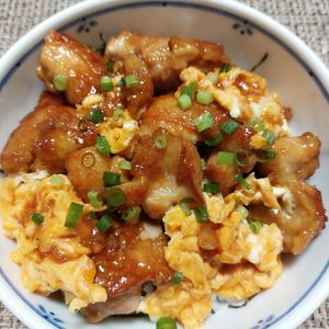 よっこの作ってみた!投稿(子供が爆食いする!激うま♡︎焼き鳥たま丼)