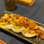 絶品おつまみ【かぶの鶏皮ネギ甘辛炒めのせ】捨てないレシピ