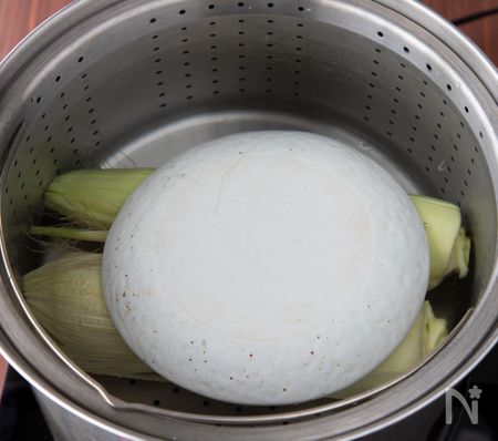 水から沸騰3分!とうもろこしの茹で方工程1
