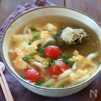 白だしで簡単!鍋ひとつ とろろ昆布とトマトのかき玉うどん