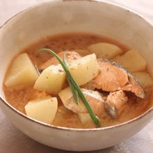 出汁まで美味しい♪大根と鮭の味噌煮♡