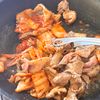スピードおかず！材料2つ◎ご飯止まらない【お手軽豚キムチ】の工程2