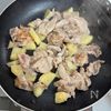 ご飯が進む！【豚こまとじゃがいものガリバタ味噌炒め】ワンパンの工程3