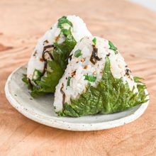 シンプルがおいしい！オクラと塩こんぶのおにぎり