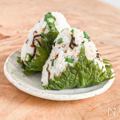 シンプルがおいしい！オクラと塩こんぶのおにぎり