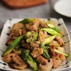 鶏もも肉とアスパラガスの白だしにんにく炒め