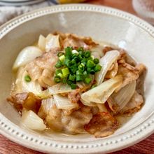 【新玉ねぎの塩だれ炒め】新玉ねぎの甘さでご飯が止まらない！