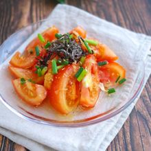 ごま油とかつお香る♪トマトと塩昆布のサラダ