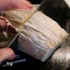 【レンチン3分】調味料1つで牡蠣だし香るきのこのツナ和えの工程1